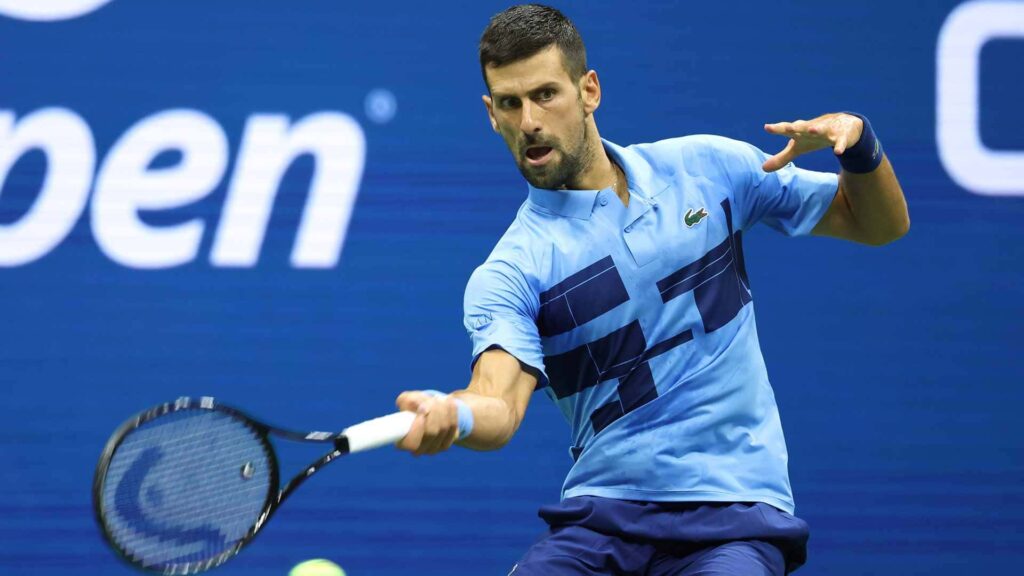 Novak Djokovic frappant une balle de tennis avec sa raquette